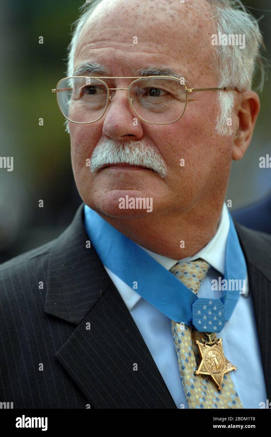 H.C. "Barney" Barnum Jr. bei der Verleihung der Ehrenmedaille für Michael Murphy. Stockfoto