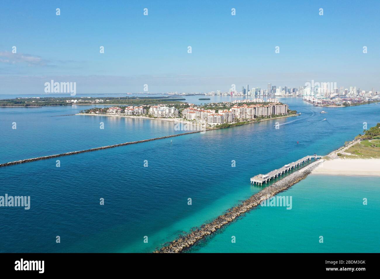 Regierung kürzen Jetties und Fisher Island am klaren sonnigen Morgen mit der Skyline der Stadt Miami im Hintergrund. Stockfoto