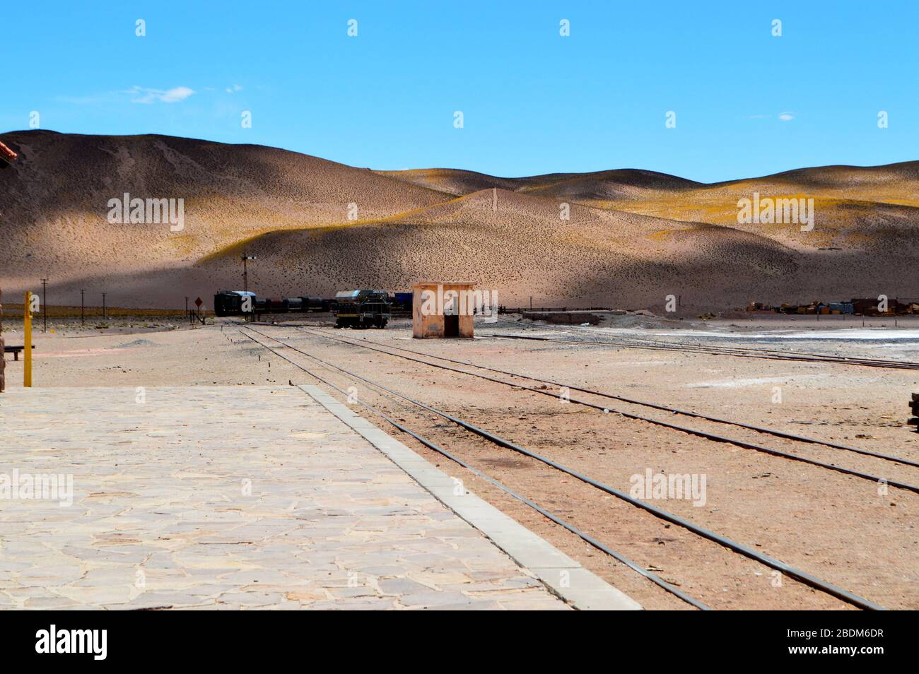 Eisenbahnformation beim Verlassen des Bahnhofs Olacapato. Salta, Argentinien Stockfoto
