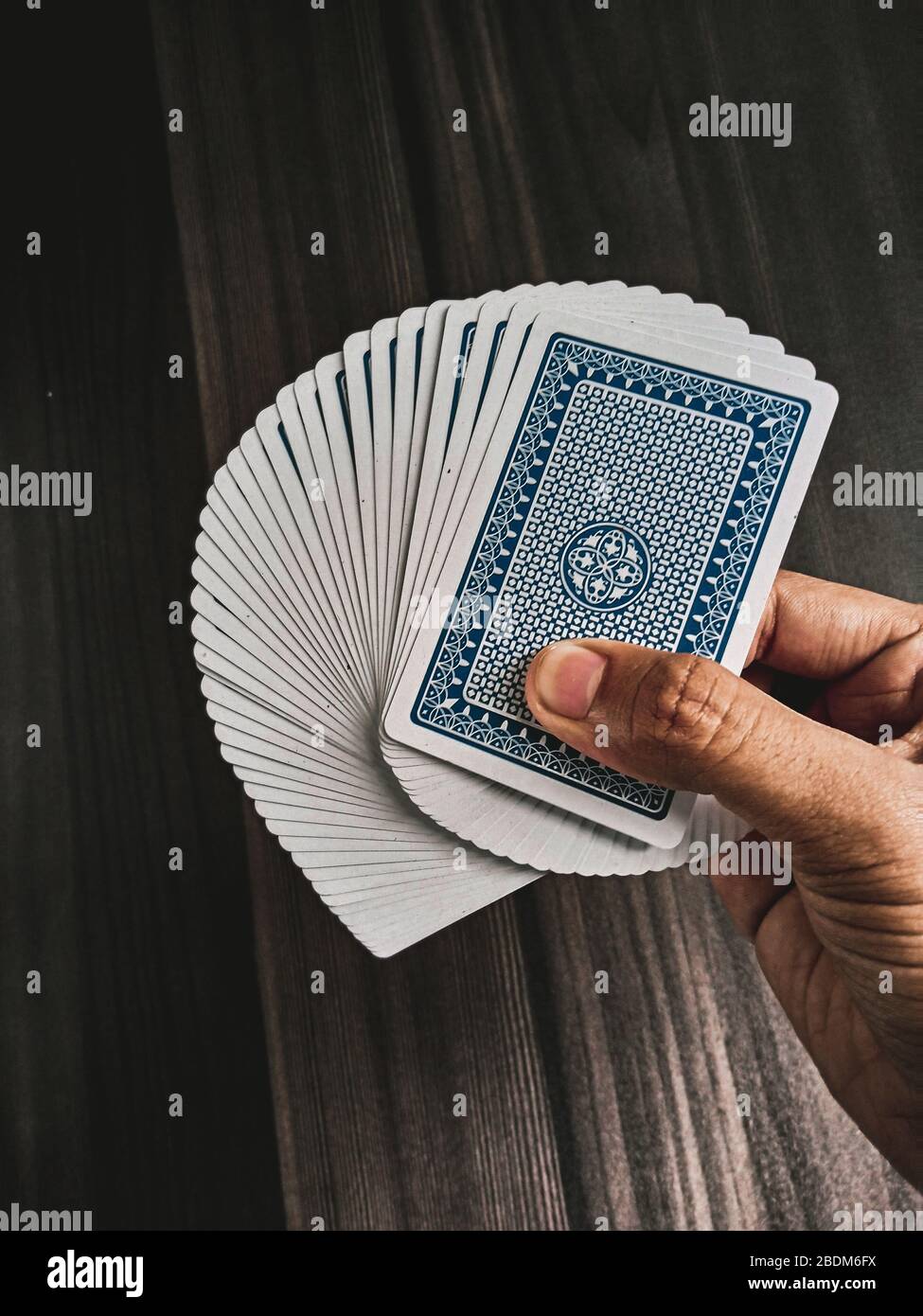 Spielkarten in Holztisch schwarz und weiß genießen Sie Ihr Spiel Stockfoto