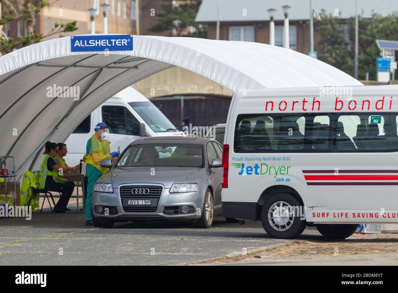 Bondi Beach, Australien, 9. April 2020. Bondi Beach in Australien, ein Hotspot für die Verbreitung des Coronavirus, hat ein schnelles Drive-Through-Pop-up-Testzentrum COVID-19 ins Leben gerufen. Abgebildet: Die Bondi Beach Pop-up-Testeinrichtung für Durchfahrt-Patienten. Kredit: Robert Wallace/Alamy Live News Stockfoto