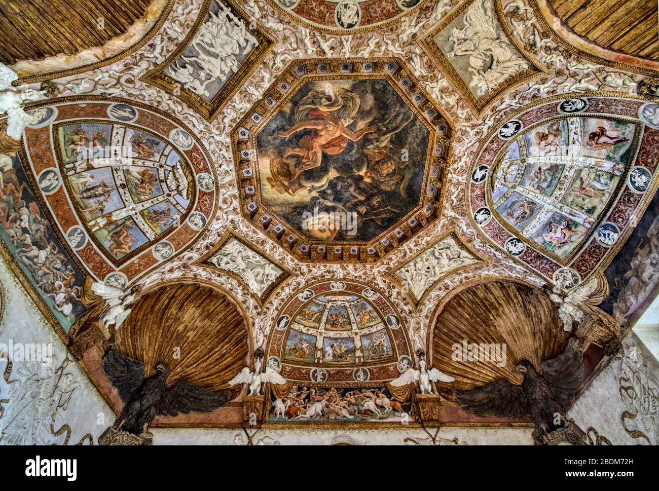 Palazzo Te, Mantua, Italien. Die prächtige Dekoration des Gewölbes der Adler (1527-1528) wechselt Stuckarbeiten und Gemälde ab. Stockfoto