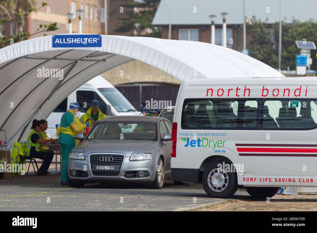 Bondi Beach, Australien, 9. April 2020. Bondi Beach in Australien, ein Hotspot für die Verbreitung des Coronavirus, hat ein schnelles Drive-Through-Pop-up-Testzentrum COVID-19 ins Leben gerufen. Abgebildet: Die Bondi Beach Pop-up-Testeinrichtung für Durchfahrt-Patienten. Kredit: Robert Wallace/Alamy Live News Stockfoto