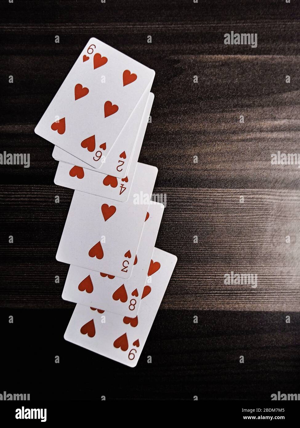 Spielkarten in Holztisch schwarz und weiß genießen Sie Ihr Spiel Stockfoto