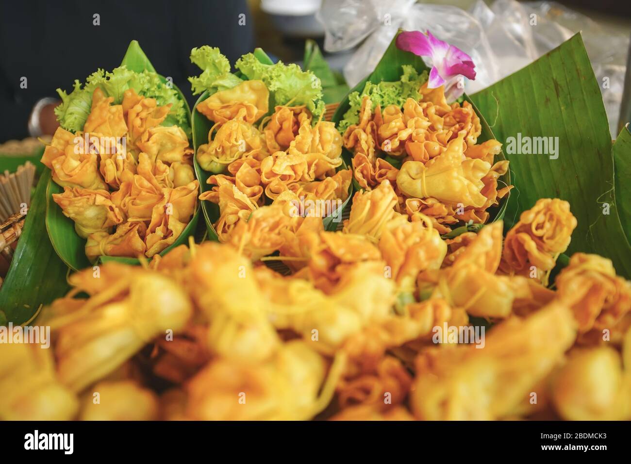 Thailändisches Antikapetizer Deep-Fried-Garnelenpaket auf dem alten Markt von Bang Rachan, Provinz Sing Buri, Thailand. Im thailändischen Namen Toong Tong. Stockfoto