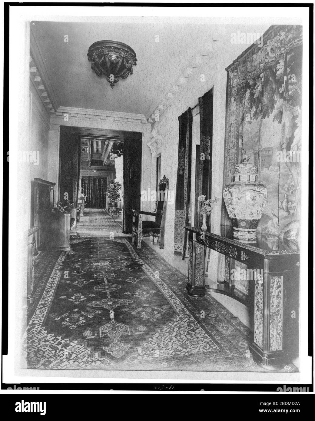 Diele, mit orientalischen Urne auf der rechten Seite, in der Heimat von Edmund Cogswell Converse, Greenwich, Connecticut Stockfoto