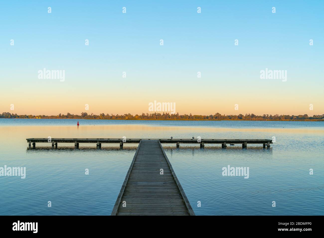 T-förmige Anlegestelle am Rande des ruhigen Lake Wendouree kurz vor Sonnenaufgang Ballarat, Australien. Stockfoto