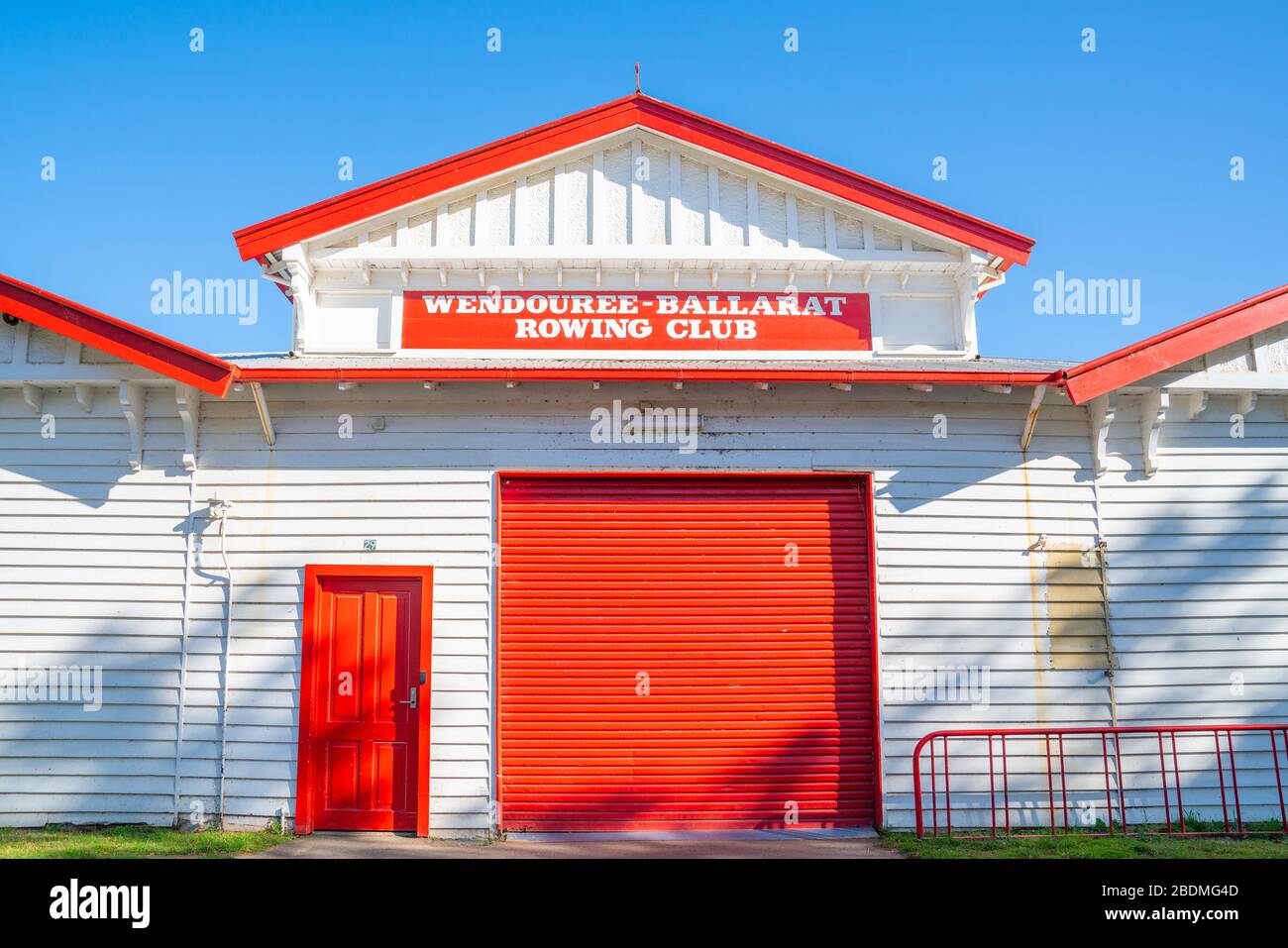 Ballarat - Australien - 16. März 2020; weiße und rote Giebeln und Frontfassade mit roten Türen des Wnedouree - Ballarat Rowing Club Bootshaus Stockfoto