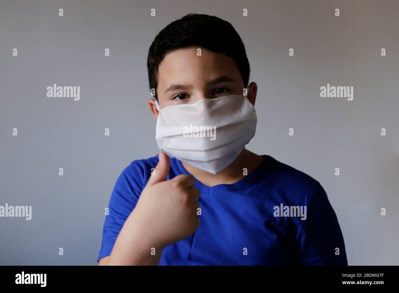 Der Junge trägt eine medizinische Maske für die medizinische Behandlung und den Schutz von Covid-19-Coronavirus-Verschmutzung und Atemwegserkrankungen Stockfoto