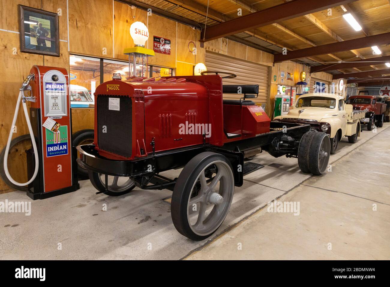 1919 Fageol 3.5 Tonnen LKW auf dem Display in der Bill Richardson's Transport World in Invercargill, Neuseeland. Stockfoto