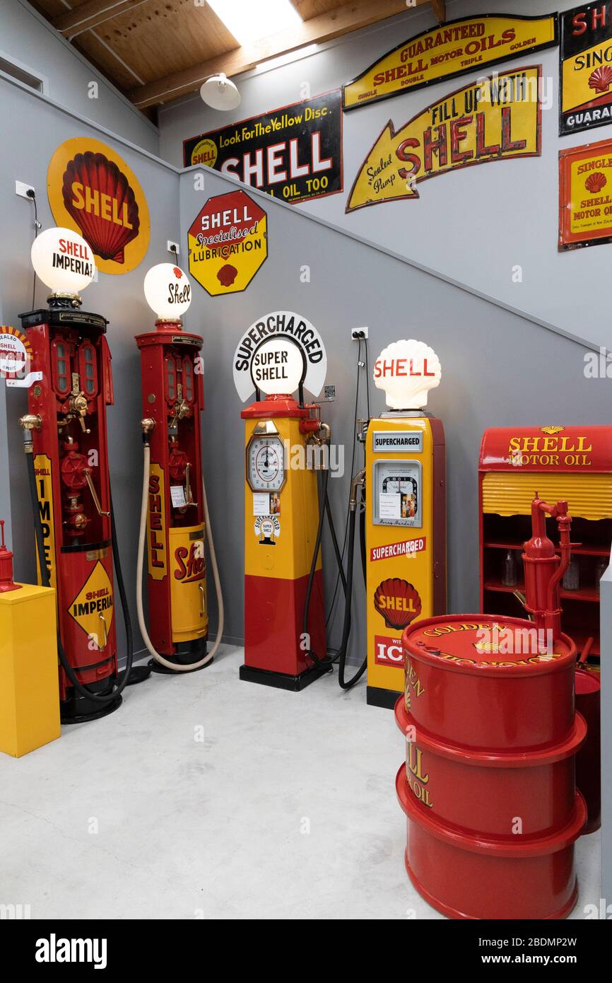Shell-Display von Kraftstoffpumpen, Schildern und Dispenser auf der Bill Richardson's Transport World in Invercargill, Neuseeland. Stockfoto