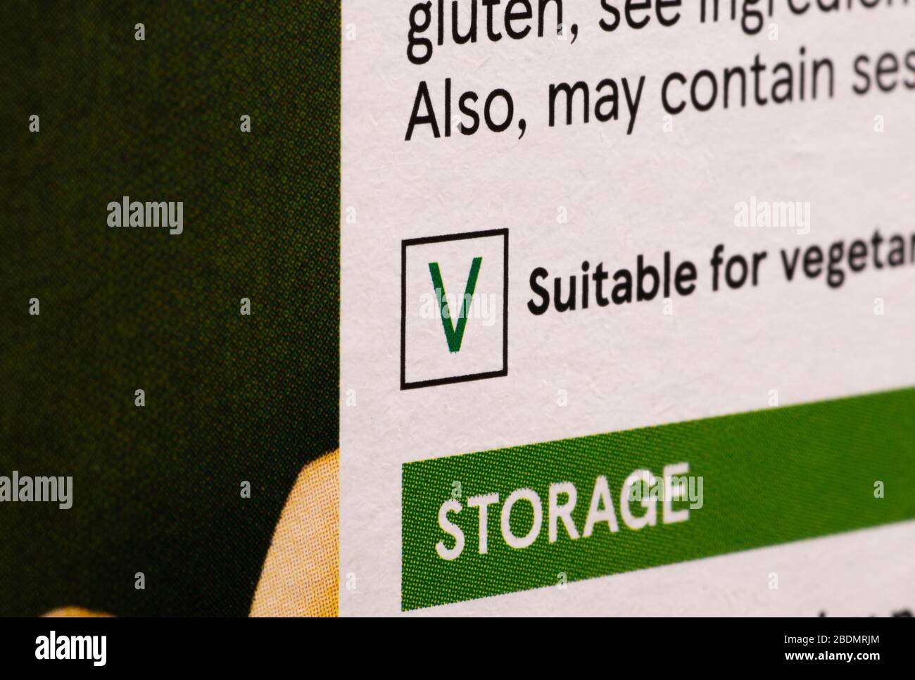 Geeignet für Vegetarier, die auf dem Etikett für Lebensmittelverpackungen mit geringer Schärfentiefe angezeigt werden Stockfoto