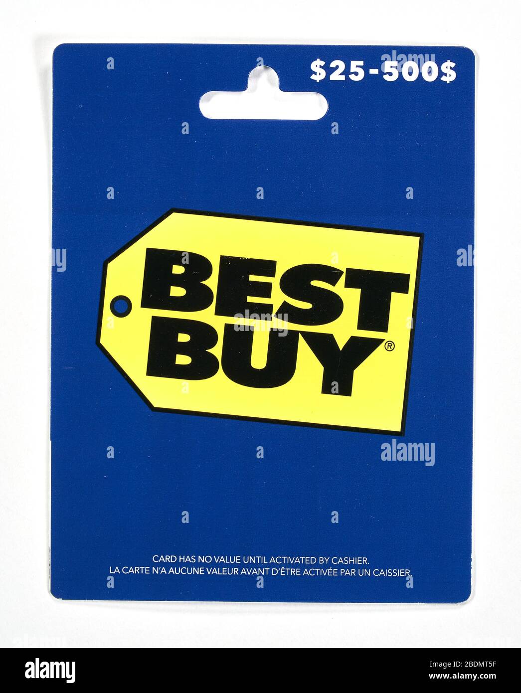 Montreal, Kanada - 6. April 2020: BestBuy Geschenkkarte auf weißem Hintergrund. Best Buy ist ein US-amerikanischer multinationaler Elektronikeinzelhändler headqua Stockfoto