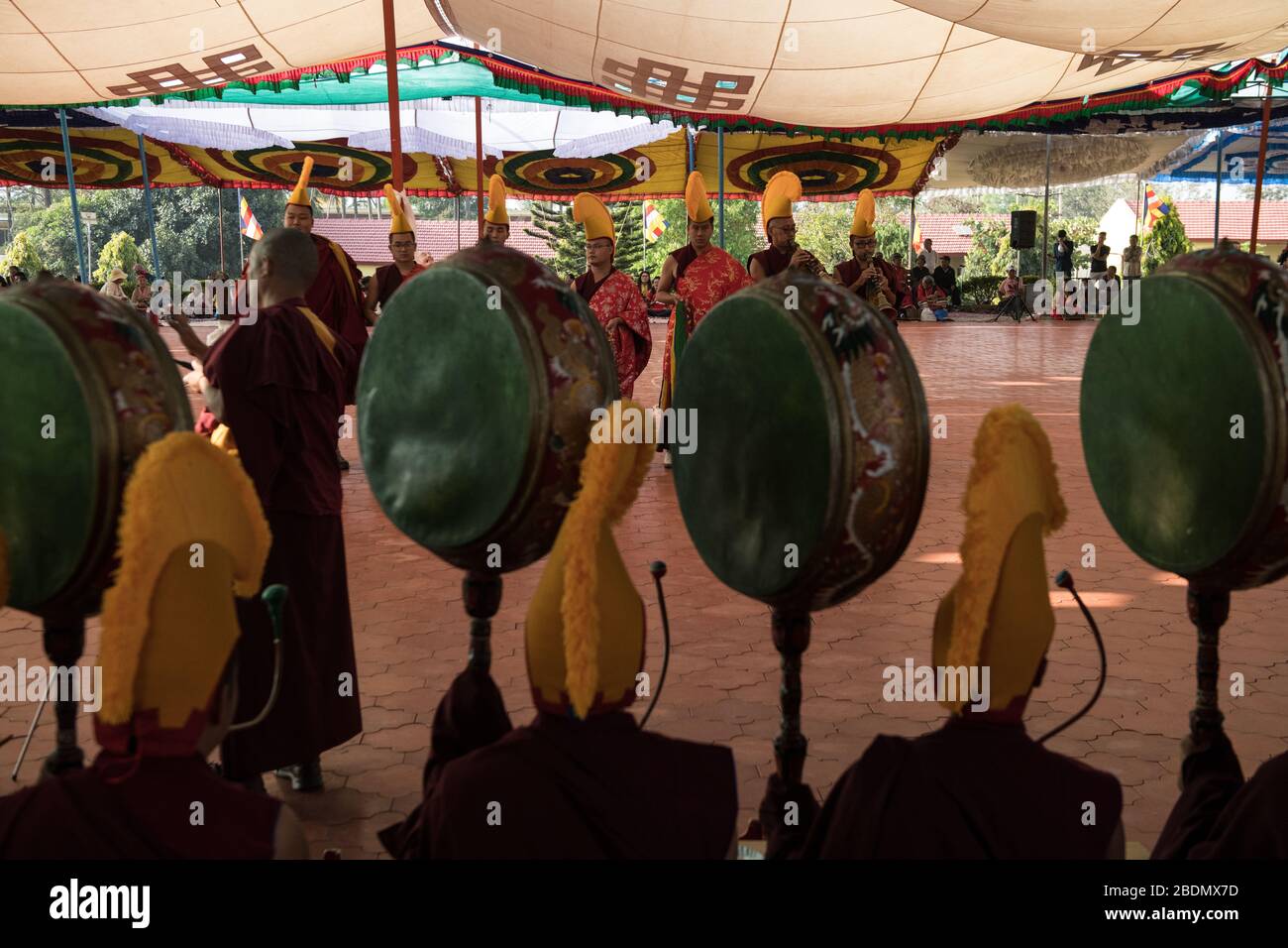 Cham-Tanz, der von tibetischen Mönchen während des Losar (Tibetisches Neujahr) in Gurupura tibetische Siedlung, Karnataka, Südindien, aufgeführt wird. Stockfoto