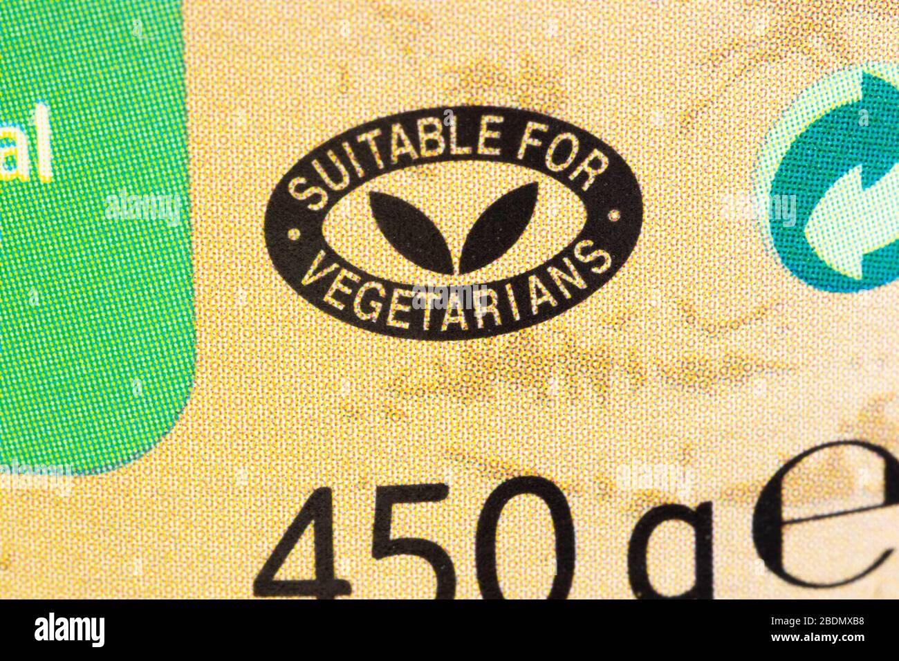 Geeignet für Vegetarier, die auf dem Etikett für Lebensmittelverpackungen mit geringer Schärfentiefe angezeigt werden Stockfoto