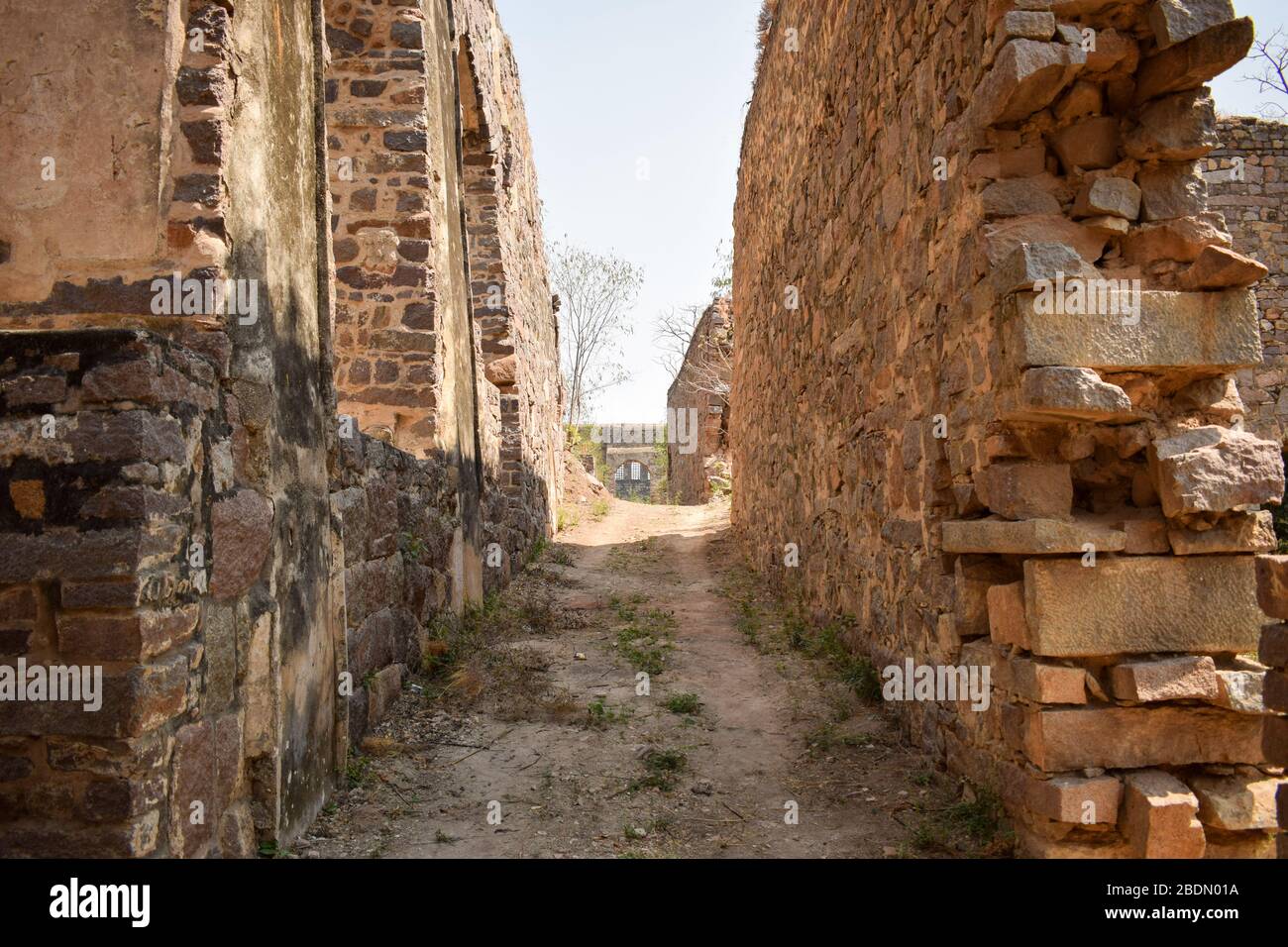 Pfad in altem altem Fort Hintergrundfoto Bild Stockfoto