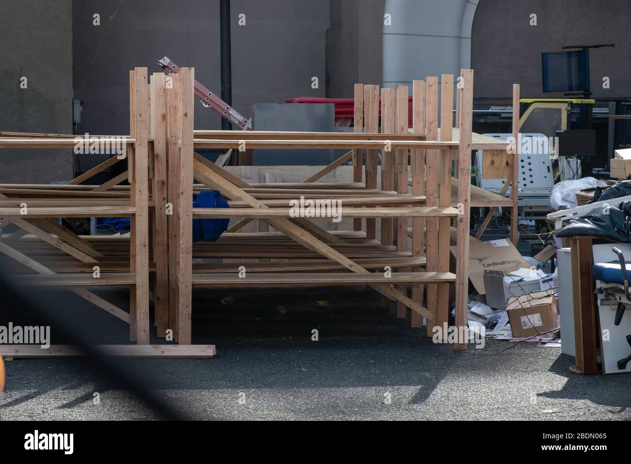 New York, Vereinigte Staaten. April 2020. Regale werden auf einem Parkplatz für Krankenhäuser gebaut, der innerhalb der tragbaren Leichenhalle für die Verstorbenen aus der Kovid-19 verwendet werden soll.nach den Informationen des Gouverneurs Andrew Cuomo scheint es, dass der Staat New York begonnen hat, die Kurve mit einer Abnahme der Krankenhausaufenthalte und neuer Infektionen "abzuflachen" Von Coronavirus (Covid-19). Credit: SOPA Images Limited/Alamy Live News Stockfoto