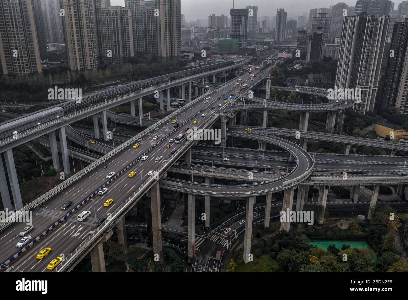 Luftdrohne, die von der Überführung über die Autobahn zur E'GongYan Brücke in Chongqing, China, geschossen wurde Stockfoto