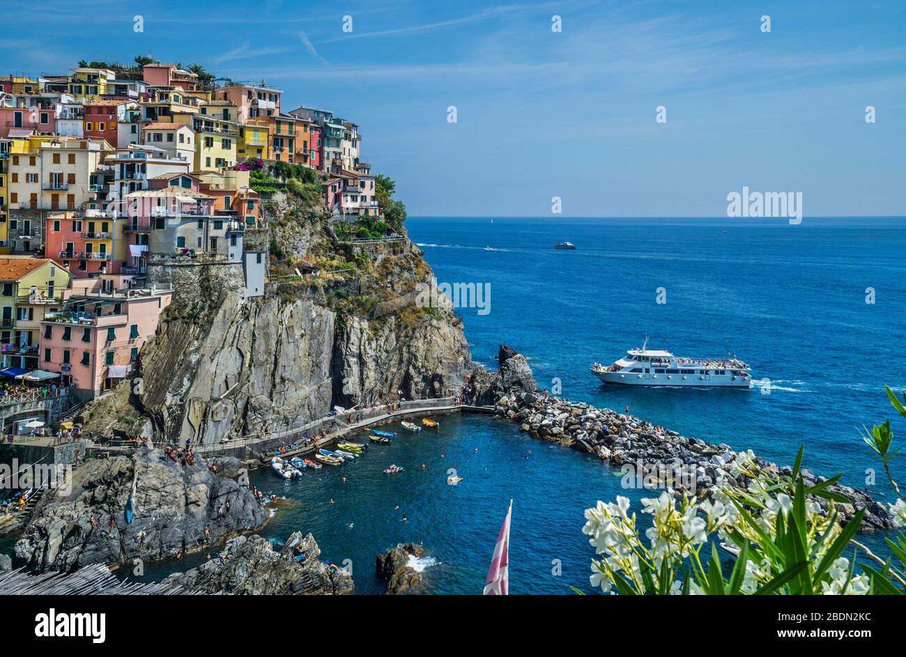 Blick auf das alte Küstendorf Manorola in der Cinque Terre an der ligurischen Riviera di Levante, Ligurien, Italien Stockfoto