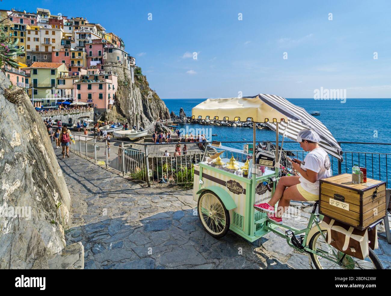 Mobiler Eishersteller auf dem Klippenpfad über dem Ligurischen Meer bei Monarola, Cinque Terre, Liguria, Italia Stockfoto