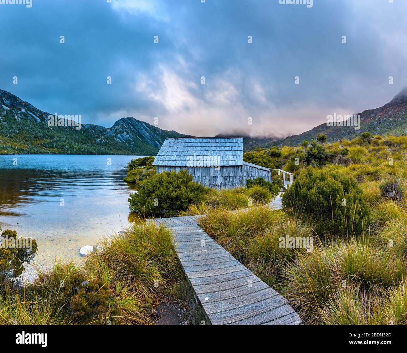 Ikonische Aussicht auf der Promenade, die zum hölzernen Bootshaus am Dove Lake führt, im Cradle Mountain National Park in Tasmanien, Australien. Stockfoto