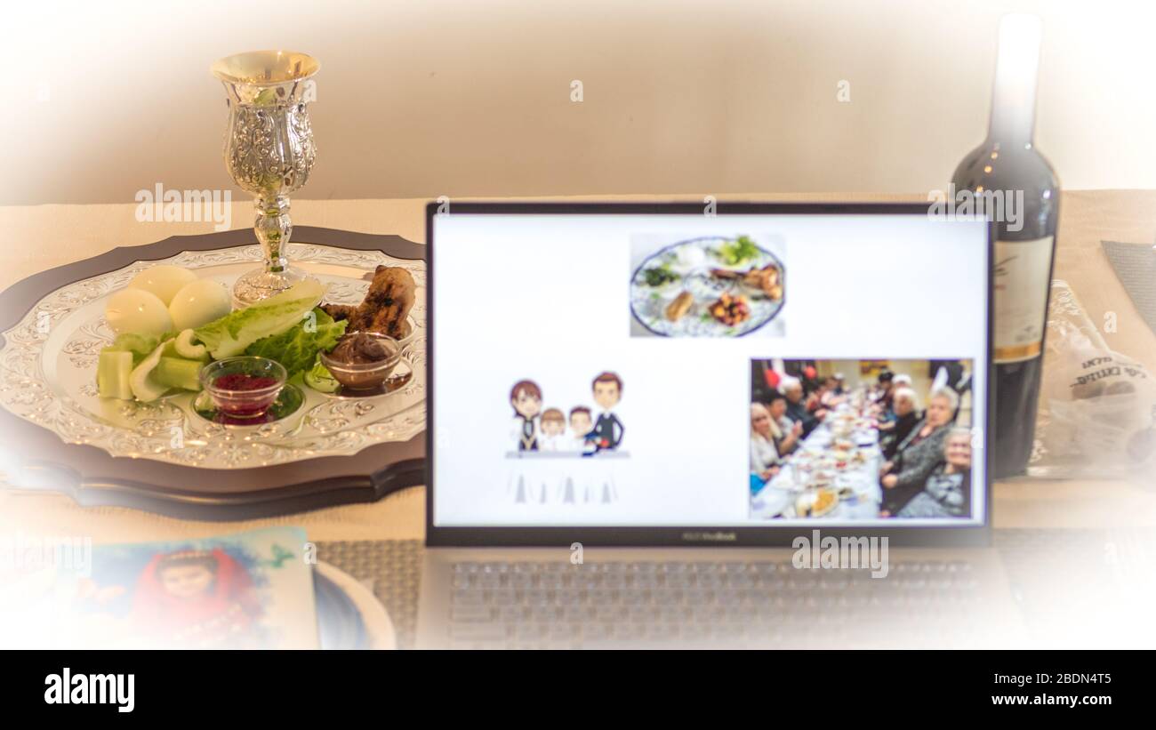 Isolierte Präsentation auf einem Laptop während des Passahessens Seder, das neue Traditionen mit alten Traditionen vermischt - Israel Stockfoto