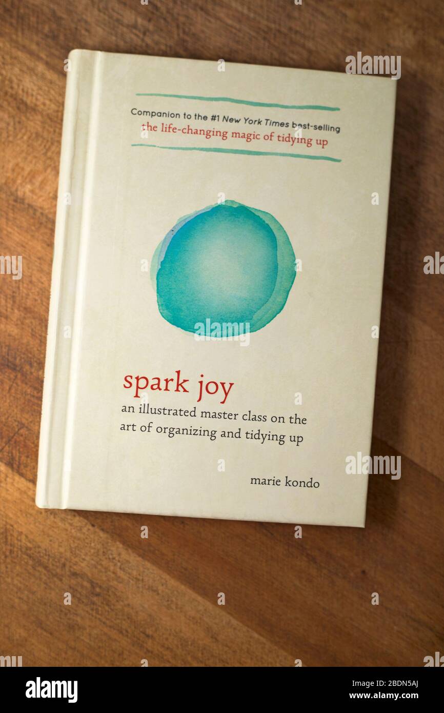 Buch der Heimatorganisationsexpertin Marie Kondo: Spark Joy. Stockfoto