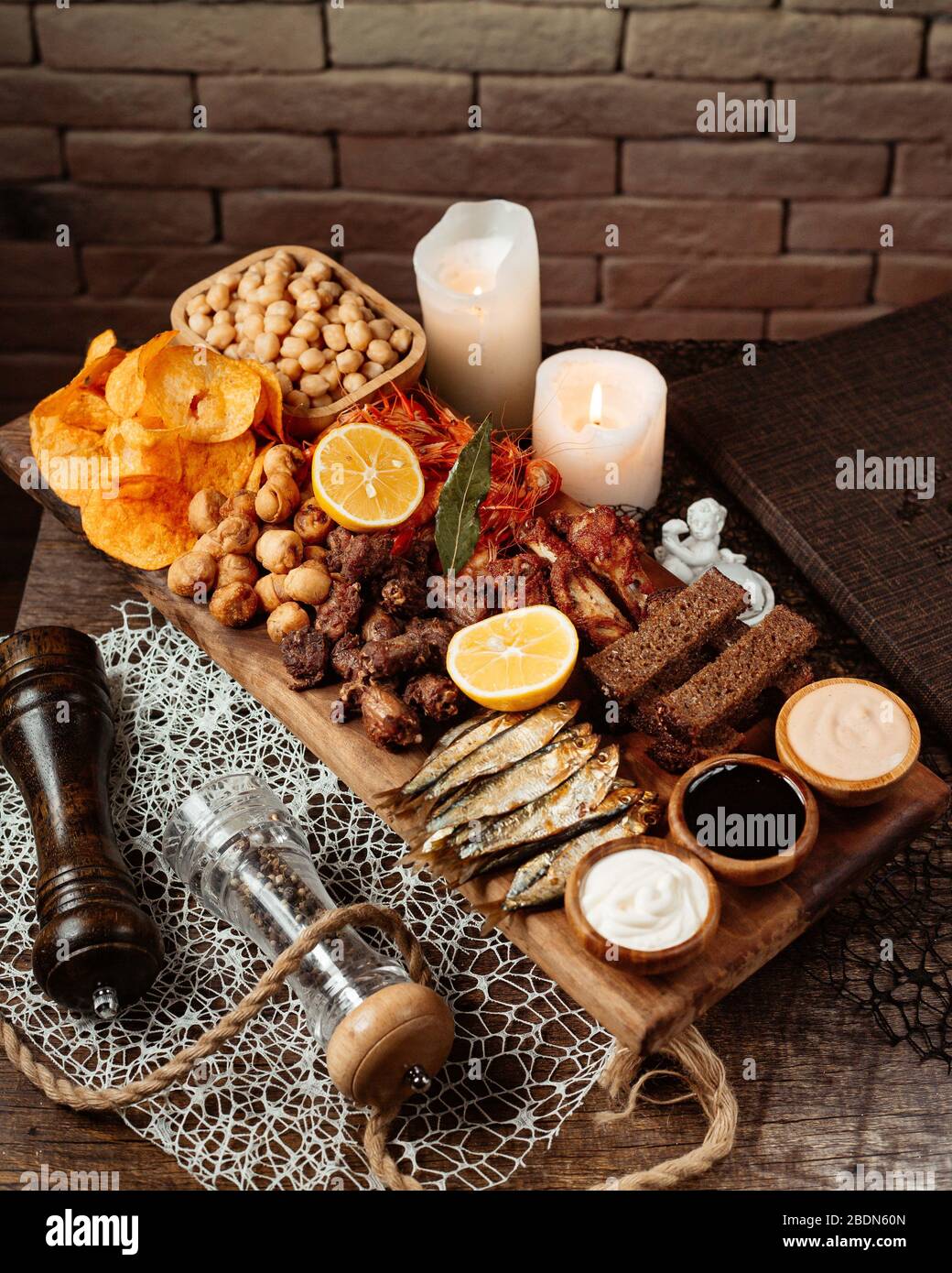 Bier Snacks Platte mit Garnelen Brot Füllung Chips Kichererbsen Zitrone geräucherten Heringe Stockfoto