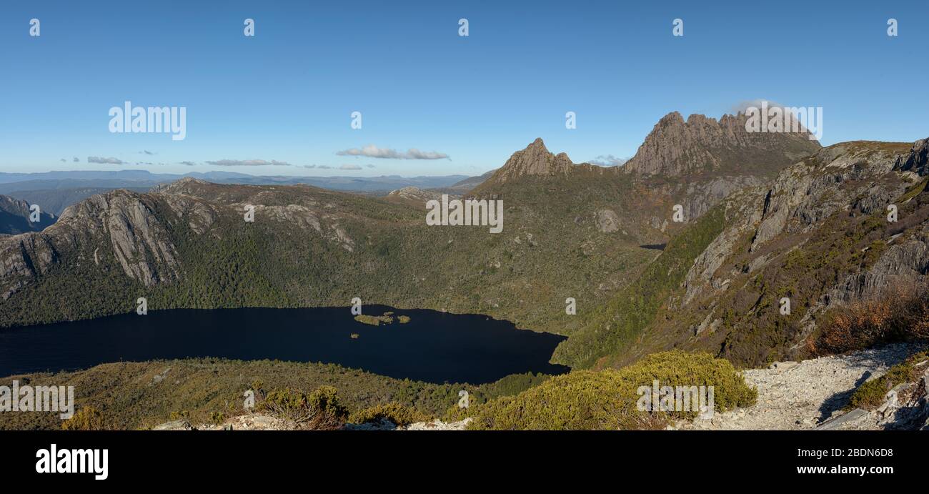 Der Blick auf den Dove Lake und Cradle Mountain bei einem blauen Himmel ist vom Aussichtspunkt auf dem Ronneys Creek Walk an der wilden Westküste Tasmaniens aus zu genießen. Stockfoto