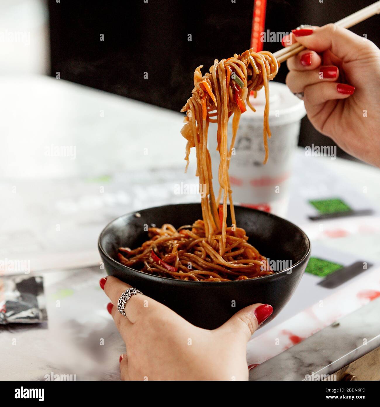 Hühnernudeln in einer schwarzen Schüssel Stockfoto