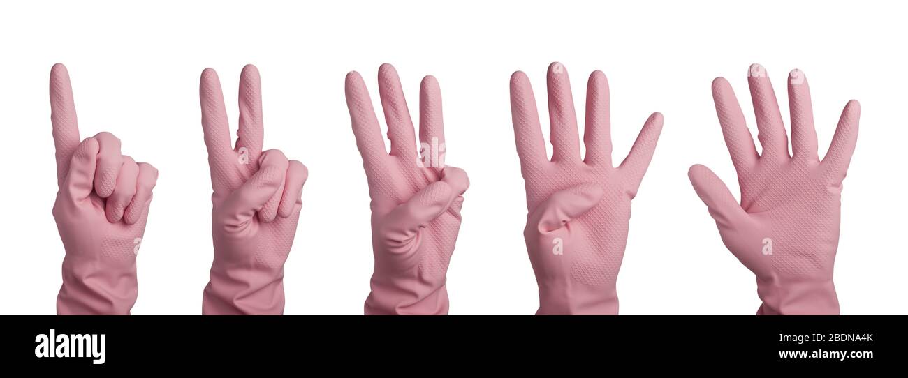 Hand in rosa Gummihandschuh gestikuliert ein bis fünf isoliert auf weißem Hintergrund Stockfoto