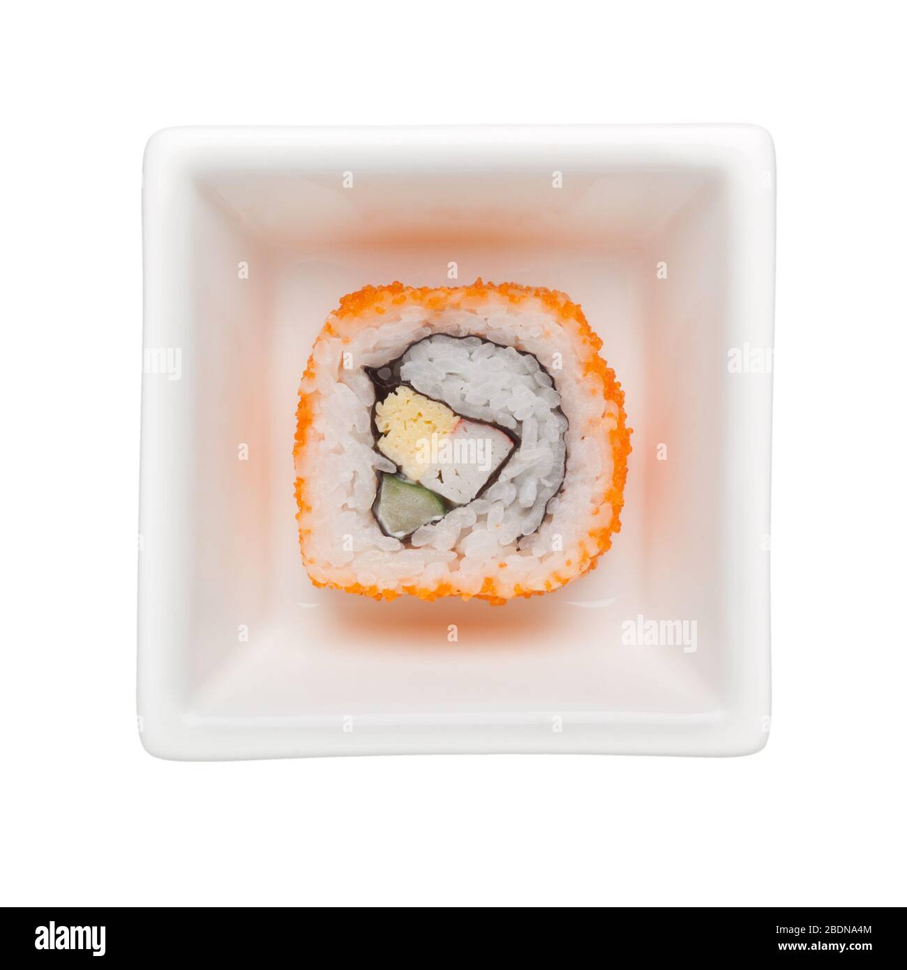 Sushi - California Maki in einer quadratischen Schale isoliert auf weißem Hintergrund Stockfoto