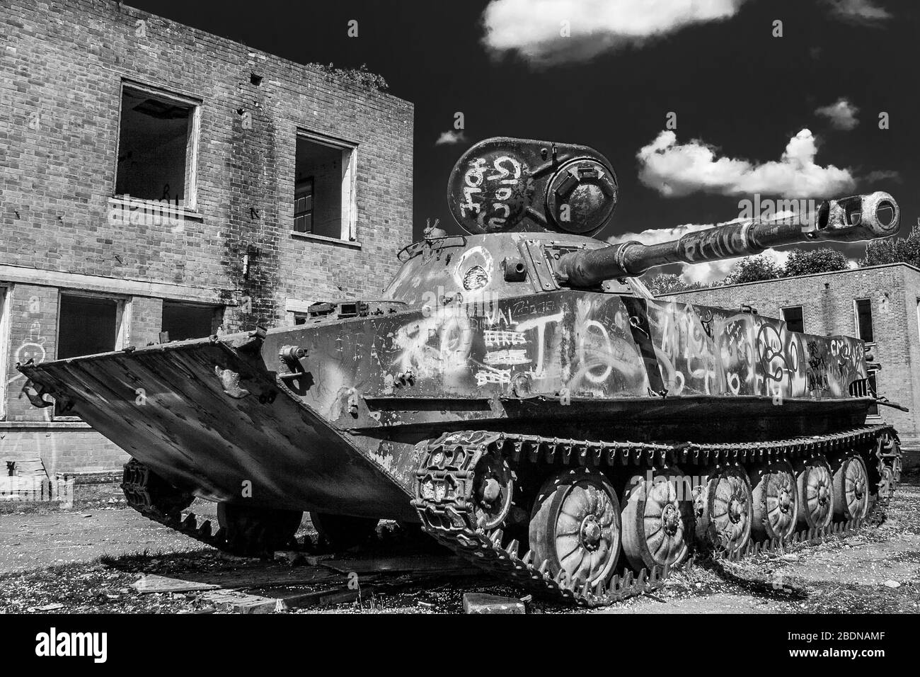 Verlassene PT 76 Tank- und verlassene Gebäude Stockfoto