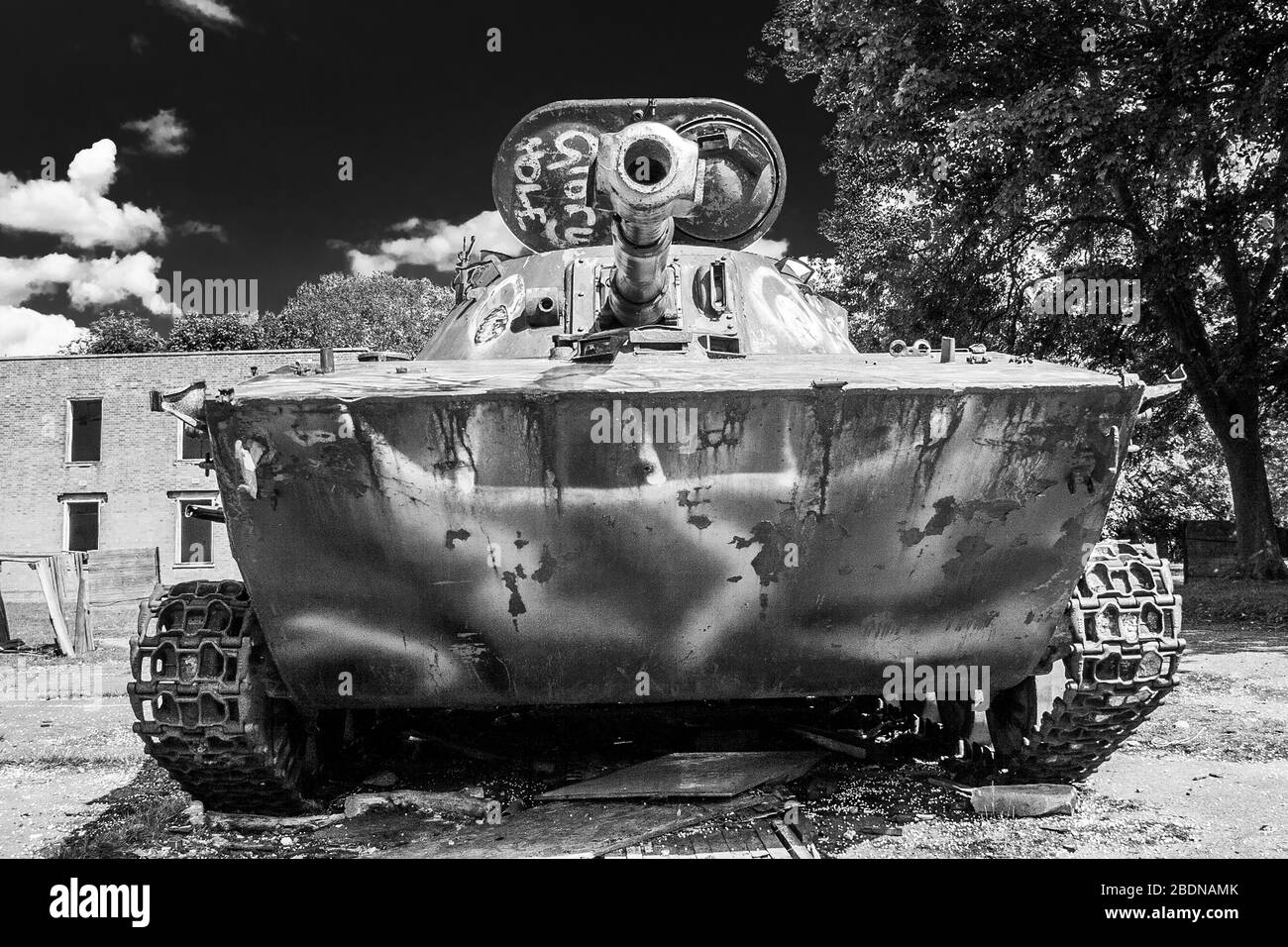 Verlassene PT 76 Tank- und verlassene Gebäude Stockfoto