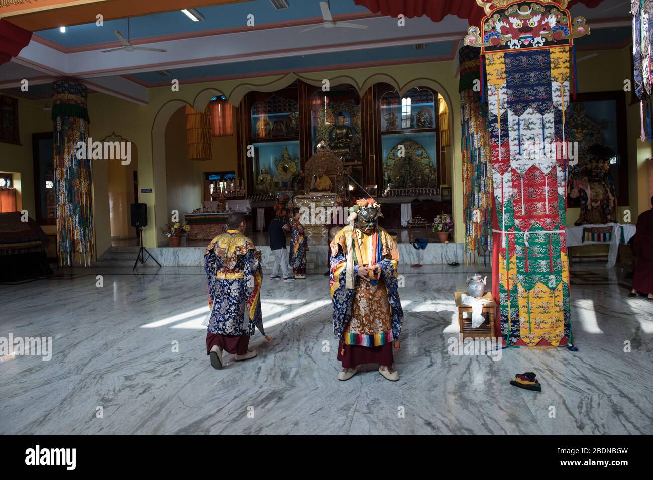 Tibetische Mönche bereiten sich auf Cham-Tanz vor, aufgeführt während Losar (Tibetisches Neujahr) in Gurupura tibetische Siedlung, Karnataka, Südindien. Stockfoto