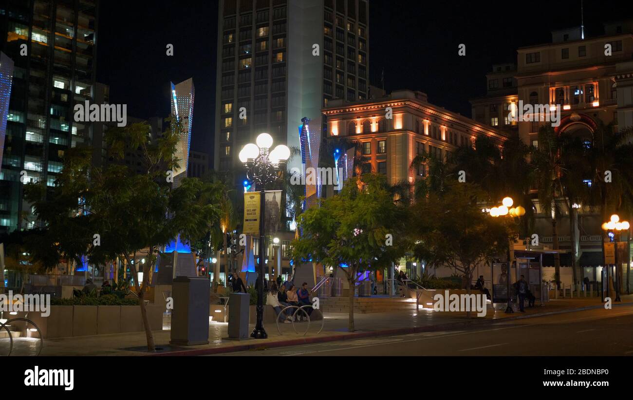 Horton Plaza Park im historischen Gaslamp Quarter San Diego bei Nacht - Kalifornien, USA - 18. MÄRZ 2019 Stockfoto