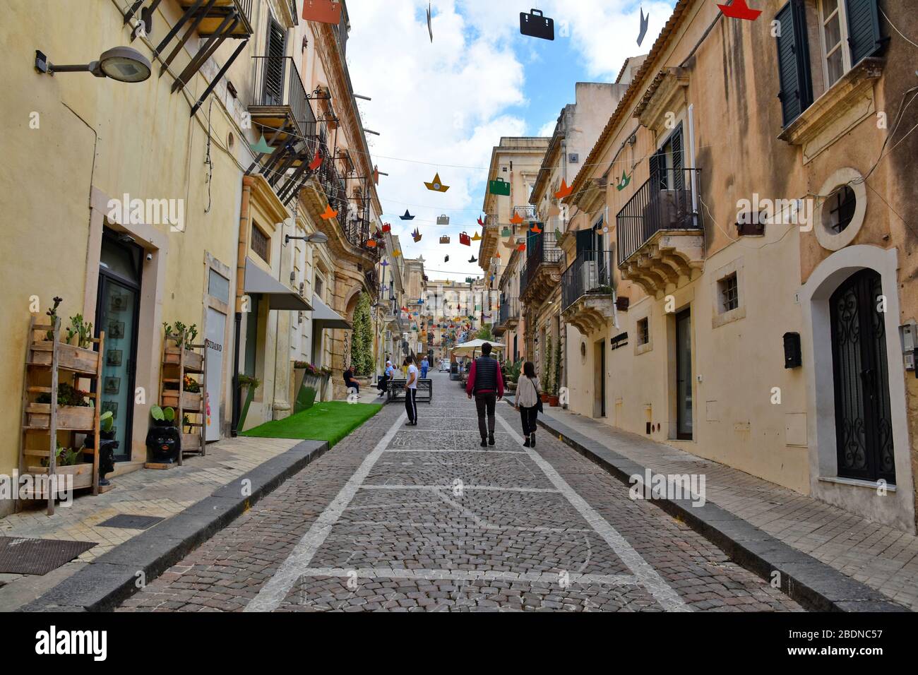 Eine schmale Straße zwischen den Häusern von Noto, in der Region von Sizilien, Italien Stockfoto