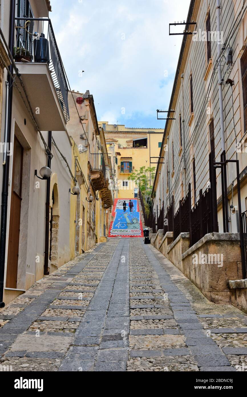 Eine schmale Straße zwischen den Häusern von Noto, in der Region von Sizilien, Italien Stockfoto