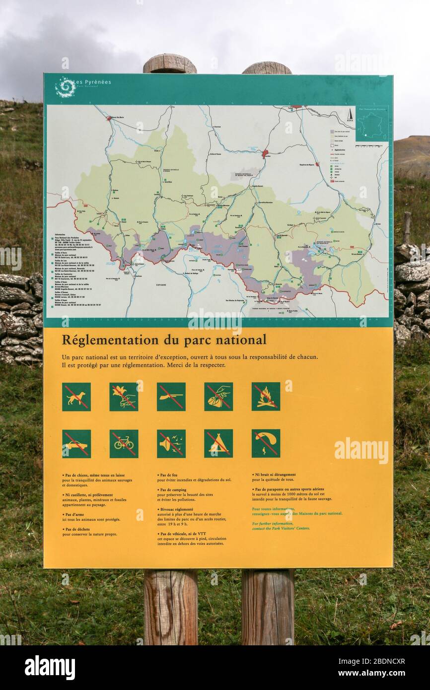 Ein Schild mit Regeln und Vorschriften für Besucher des Nationalparks Pyrenäen Stockfoto