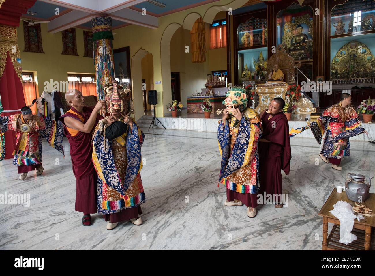 Tibetische Mönche bereiten sich auf Cham-Tanz vor, aufgeführt während Losar (Tibetisches Neujahr) in Gurupura tibetische Siedlung, Karnataka, Südindien. Stockfoto