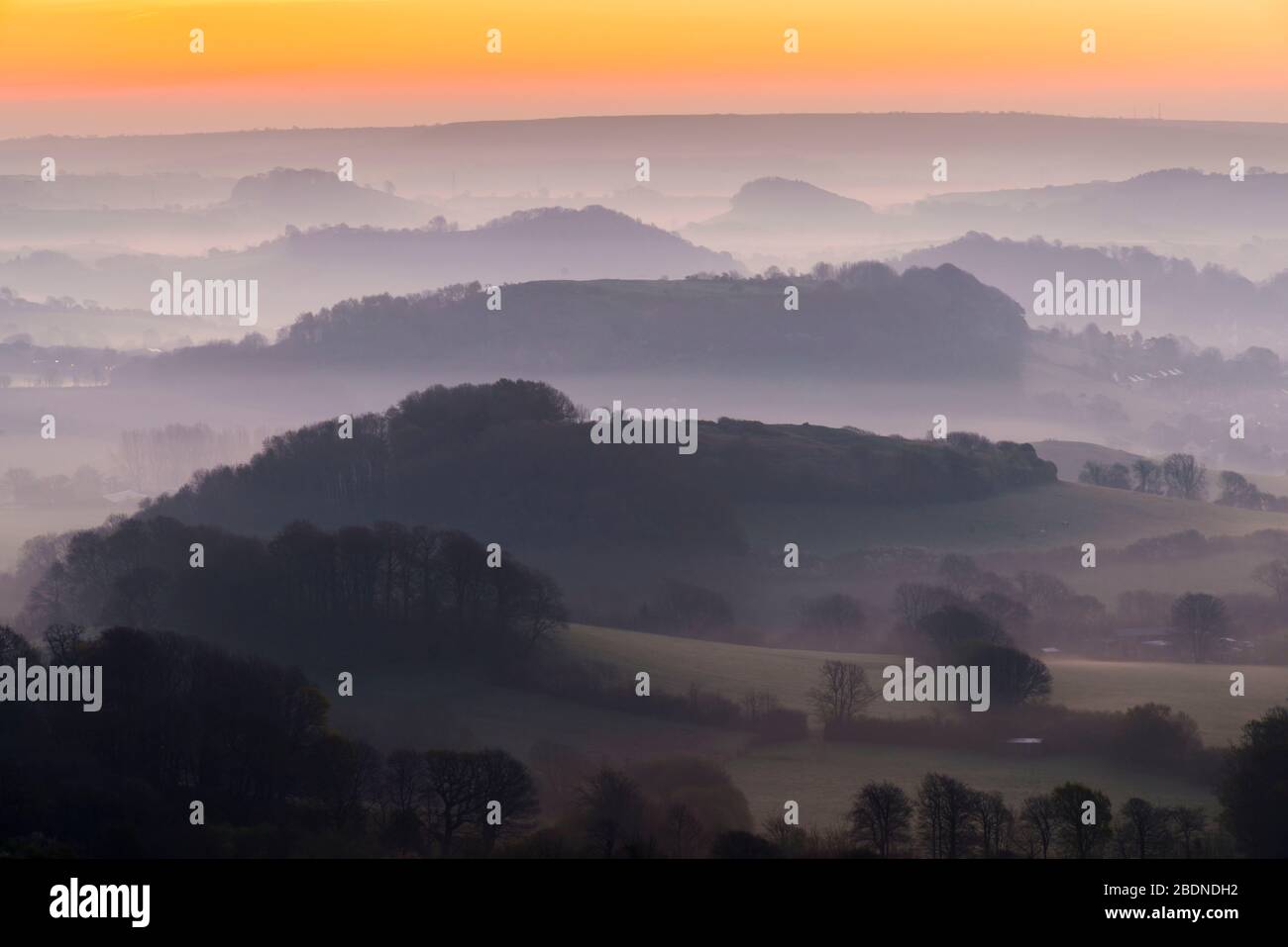 Bridport, Dorset, Großbritannien. April 2020. Wetter in Großbritannien. Nebel in den Tälern umgibt die Hügel von Bridport in Dorset bei Sonnenaufgang vor einem weiteren warmen sonnigen Frühlingstag. Bildnachweis: Graham Hunt/Alamy Live News Stockfoto