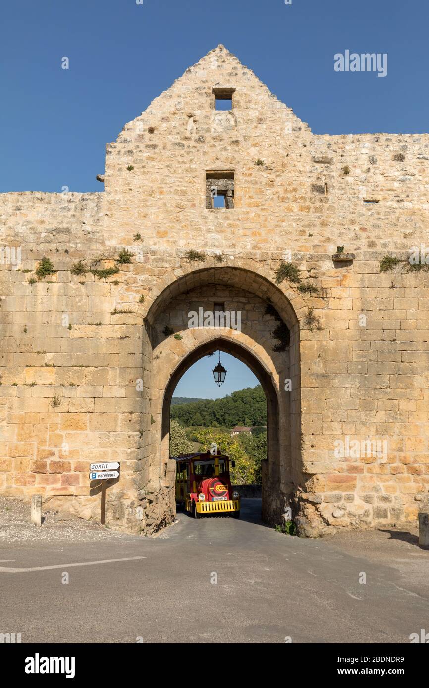 Domme, Frankreich - 2 September, 2018: Porte des Tours, dem mittelalterlichen Stadttor, Domme, Dordogne, Aquitaine, Frankreich, Europa Stockfoto