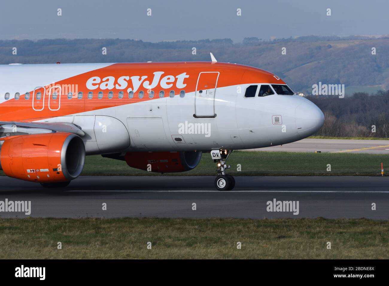 Ein easyJet-Flugzeug am Boden / Start- und Landebahn am Flughafen Bristol, Lulsgate, Europa, Großbritannien Stockfoto