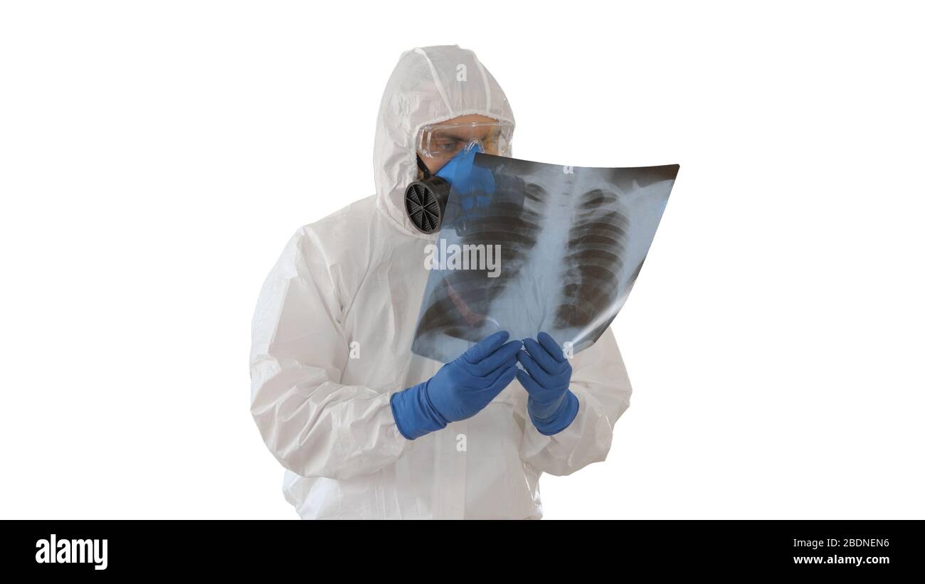 Medic in weißen Schutzanzug prüfen und Scannen Lunge Stockfoto