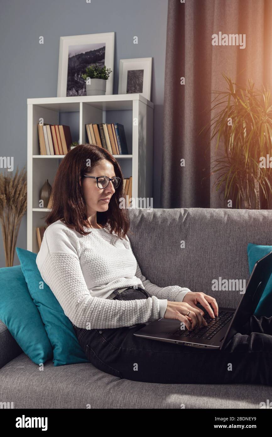 Erwachsene Frau arbeitet von zu Hause aus Stockfoto