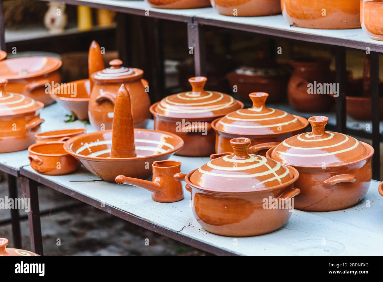 Schöne handgemachte Kochtöpfe. Keramik / Keramik Objekte Stockfotografie -  Alamy