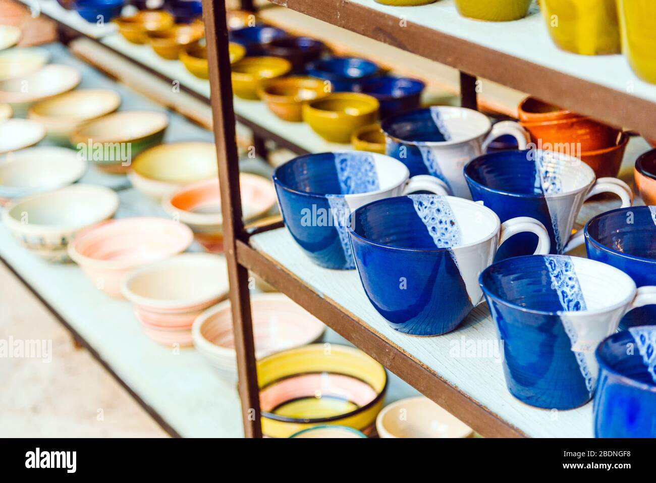 Schöne handgemachte Töpferbecher und Schalen. Kunst-/ Handwerkskonzept. Stockfoto