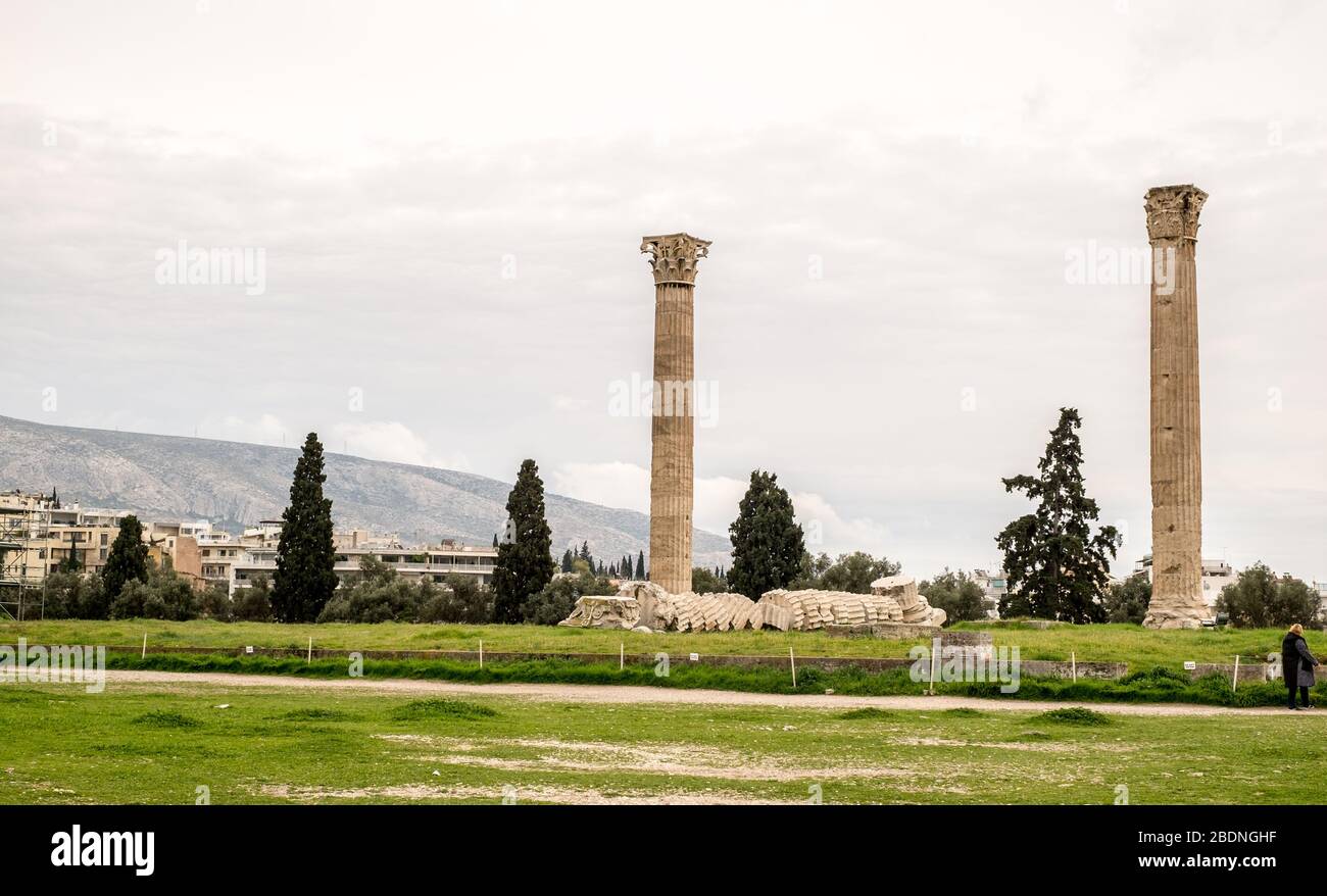 Athen, Griechenland - 14. Februar 2020. Der Tempel des olympischen Zeus, auch bekannt als das Olympiaion oder Säulen des olympischen Zeus, ist ein ehemaliger kolossaler te Stockfoto