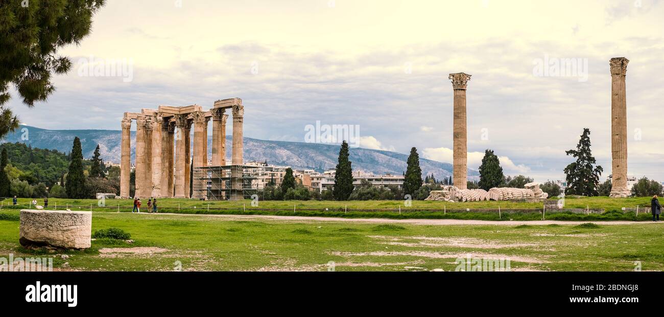 Athen, Griechenland - 14. Februar 2020. Der Tempel des olympischen Zeus, auch bekannt als das Olympiaion oder Säulen des olympischen Zeus, ist ein ehemaliger kolossaler te Stockfoto