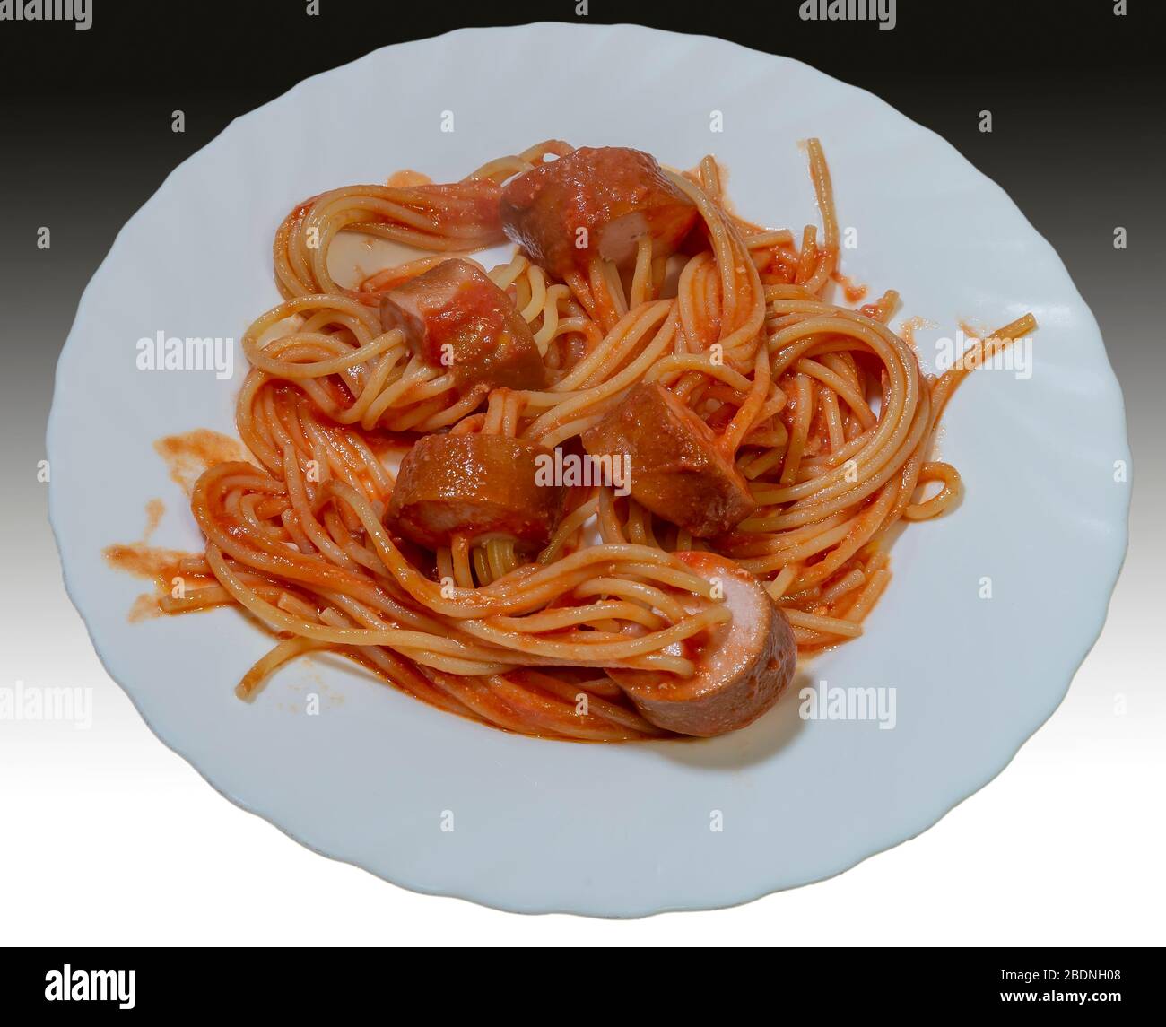Ein Teller mit frankfurter Heißhund Spaghetti, mit Spaghetti in die frankfurter Würstchen, heißen Hund, Stücke und Tomoatensauce geknöpft Stockfoto